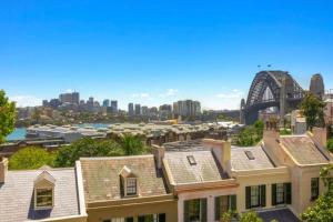 a view of the sydney city skyline with houses at STUNNING SYDNEY HOME 8 in Sydney