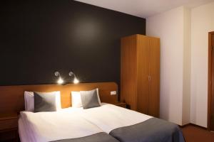 Postel nebo postele na pokoji v ubytování Fosshotel Baron