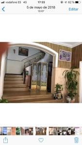 zdjęcie klatki schodowej w budynku w obiekcie Hotel Comodoro w mieście Portbou