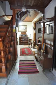 una sala de estar con escalera y una habitación con alfombra en Kont Pension, en Antalya
