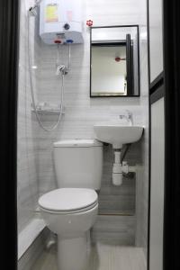 Ένα μπάνιο στο Super Guest House