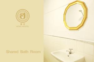 y baño con lavabo y espejo. en Hong hostel, en Bangkok
