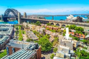 una vista aerea della città di Sydney con un ponte di STUNNING SYDNEY HOME 11 a Sydney