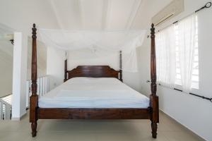 Cama ou camas em um quarto em Marazul Dive Resort