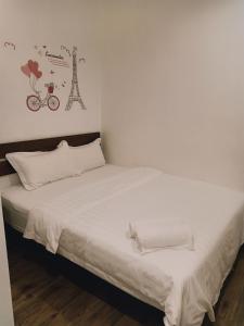 Postel nebo postele na pokoji v ubytování Cozy Riverside Hotel