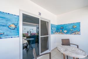 d'une salle à manger avec une table et une fenêtre. dans l'établissement Marazul Dive Resort, à Sabana Westpunt