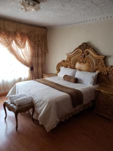 a bedroom with a large bed and a window at Granchis Guesthouse in Ledig