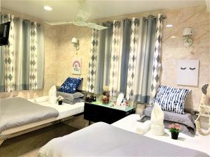 Ένα ή περισσότερα κρεβάτια σε δωμάτιο στο Super Guest House