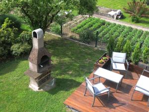 un patio al aire libre con sillas y una parrilla en Mamut Stay, en Kamnik