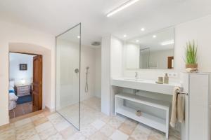 A bathroom at Calvari