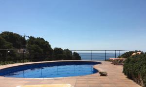 ein Swimmingpool mit Blick auf das Meer in der Unterkunft Villa Gisele in Tamariu