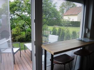 vistas a una ventana con un escritorio en el porche en Mamut Stay, en Kamnik