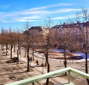 un parque con árboles y gente caminando por una acera en Hotell Göta en Örebro