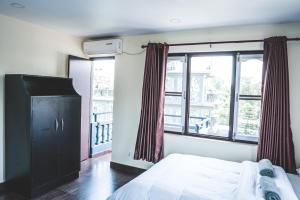 Llit o llits en una habitació de Hotel K2 Pokhara 23 fotos més