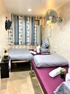 Pokój z 2 łóżkami i lustrem na ścianie w obiekcie I Top International Guesthouse w Hongkongu