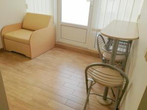 Mały pokój z krzesłem, stołem i krzesłem w obiekcie Agava w Połądze
