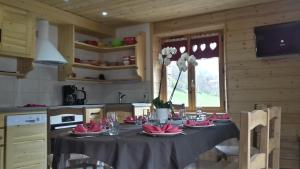 Chalet Le Bois Joli的厨房或小厨房