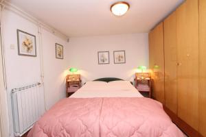Ένα ή περισσότερα κρεβάτια σε δωμάτιο στο Apartments Villa Lucu