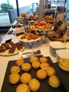 una mesa con bollos y otros productos alimenticios en Best Western Hotel Rome Airport, en Fiumicino