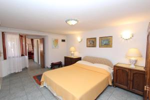 Ein Bett oder Betten in einem Zimmer der Unterkunft Apartments Villa Lucu