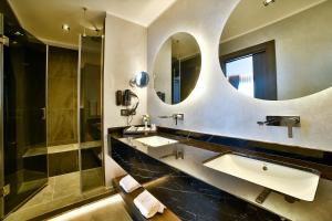 A bathroom at Amethyst Hotel