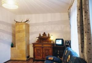 een woonkamer met een tv op een houten tafel bij Noclegi & Przystań Marina - Agrokeya Chorzępowo in Sieraków