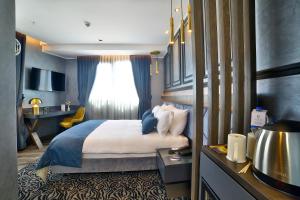 A bed or beds in a room at Amethyst Hotel