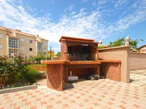 een gebouw met een pizzaoven op een patio bij Apartments Dragica 1251 in Fažana