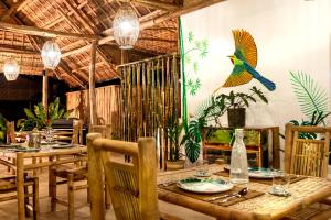 Restaurant o un lloc per menjar a Three Little Birds Resort