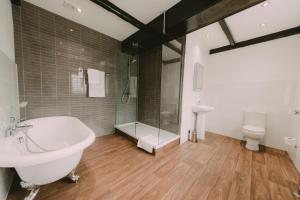 阿斯克Cwrt Bleddyn Hotel & Spa的带浴缸、淋浴和卫生间的浴室