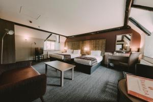 Cwrt Bleddyn Hotel & Spa客房内的一张或多张床位