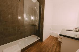 Cwrt Bleddyn Hotel & Spa的一间浴室