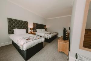 Cwrt Bleddyn Hotel & Spa客房内的一张或多张床位