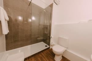 Cwrt Bleddyn Hotel & Spa的一间浴室