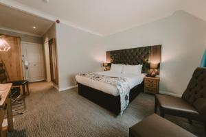 Cwrt Bleddyn Hotel & Spa客房内的一张或多张床位