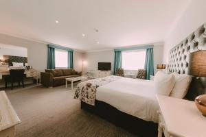 阿斯克Cwrt Bleddyn Hotel & Spa的一间带床和客厅的酒店房间