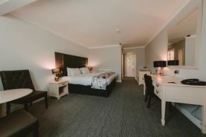 Cwrt Bleddyn Hotel & Spa客房内的一张或多张床位