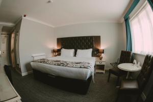 Cwrt Bleddyn Hotel & Spa客房内的一张或多张床位
