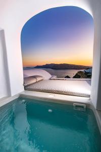 una villa con vistas desde la piscina en Kaleidoscope Cave Houses, en Oia