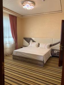 EL Faro RESORT AND SPA HOTEL في نابران: غرفة فندق بسرير في غرفة