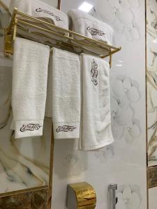 eine Gruppe Handtücher auf einem Regal im Bad in der Unterkunft EL Faro RESORT AND SPA HOTEL in Nabran