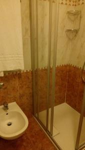 een badkamer met een douche en een wastafel bij Maxi Heron in Lido di Jesolo