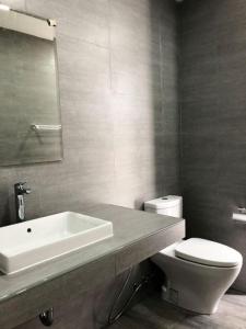 Un baño con un lavabo blanco y un inodoro. en TEAK VILLA, en Bangna