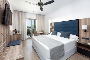 Hotel Riu Palace Oasis客房内的一张或多张床位