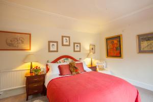 A bed or beds in a room at Finglen House 