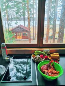 eine Theke mit einer Schüssel Essen und einem Teller Essen in der Unterkunft Cottage Kisegach in Tschebarkul