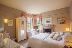 A bed or beds in a room at Finglen House 