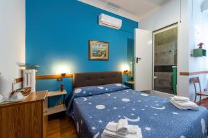 ローマにあるAlessandro A San Pietro Best Bedの青いベッドルーム(ベッド1台、シンク付)