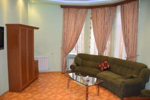 un soggiorno con divano e tavolino da caffè di Manand Hotel a Yerevan