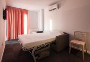 A bed or beds in a room at Apartaments i habitacions Can Morera Olot